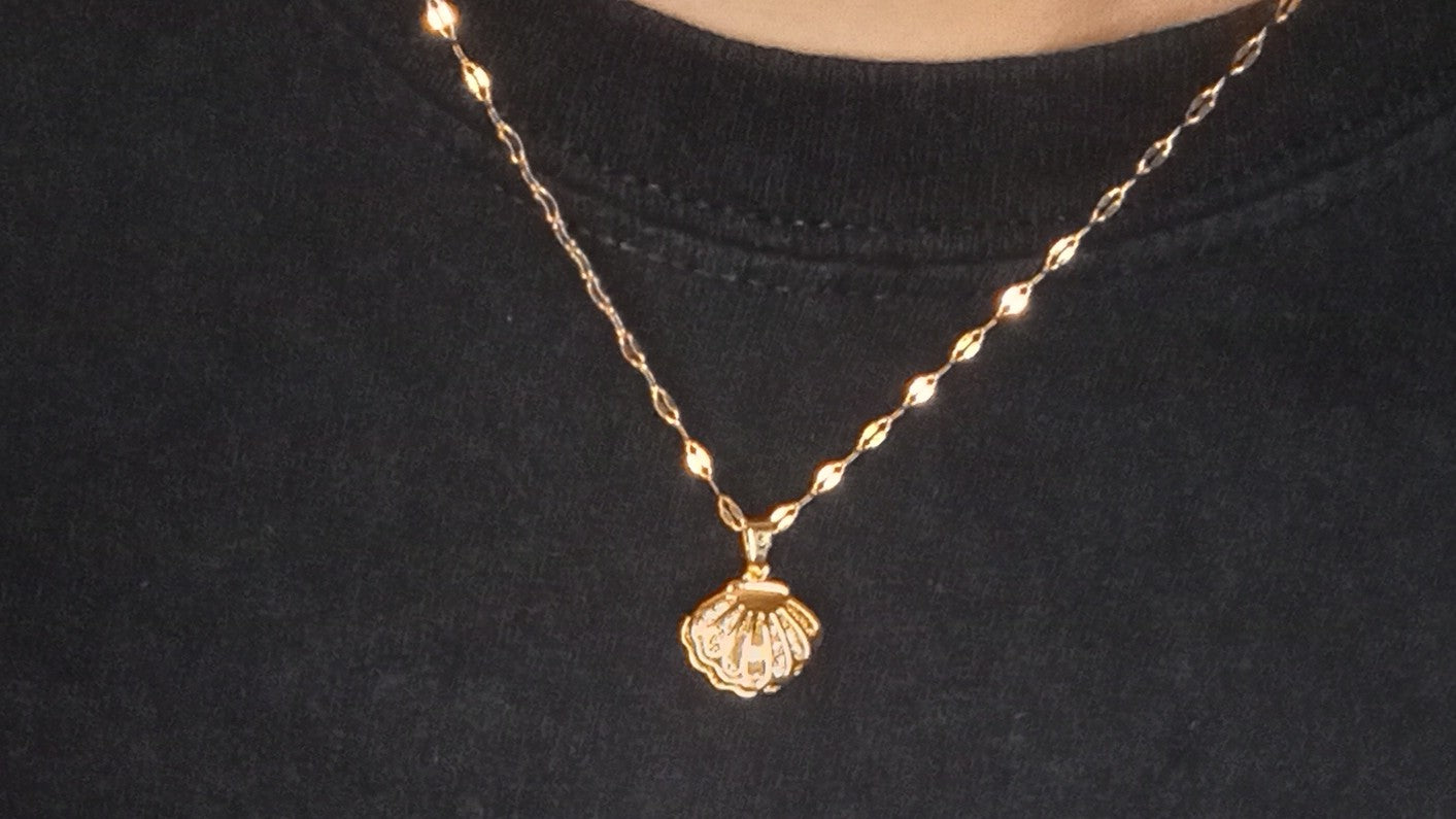 Clam Pearl gold necklace